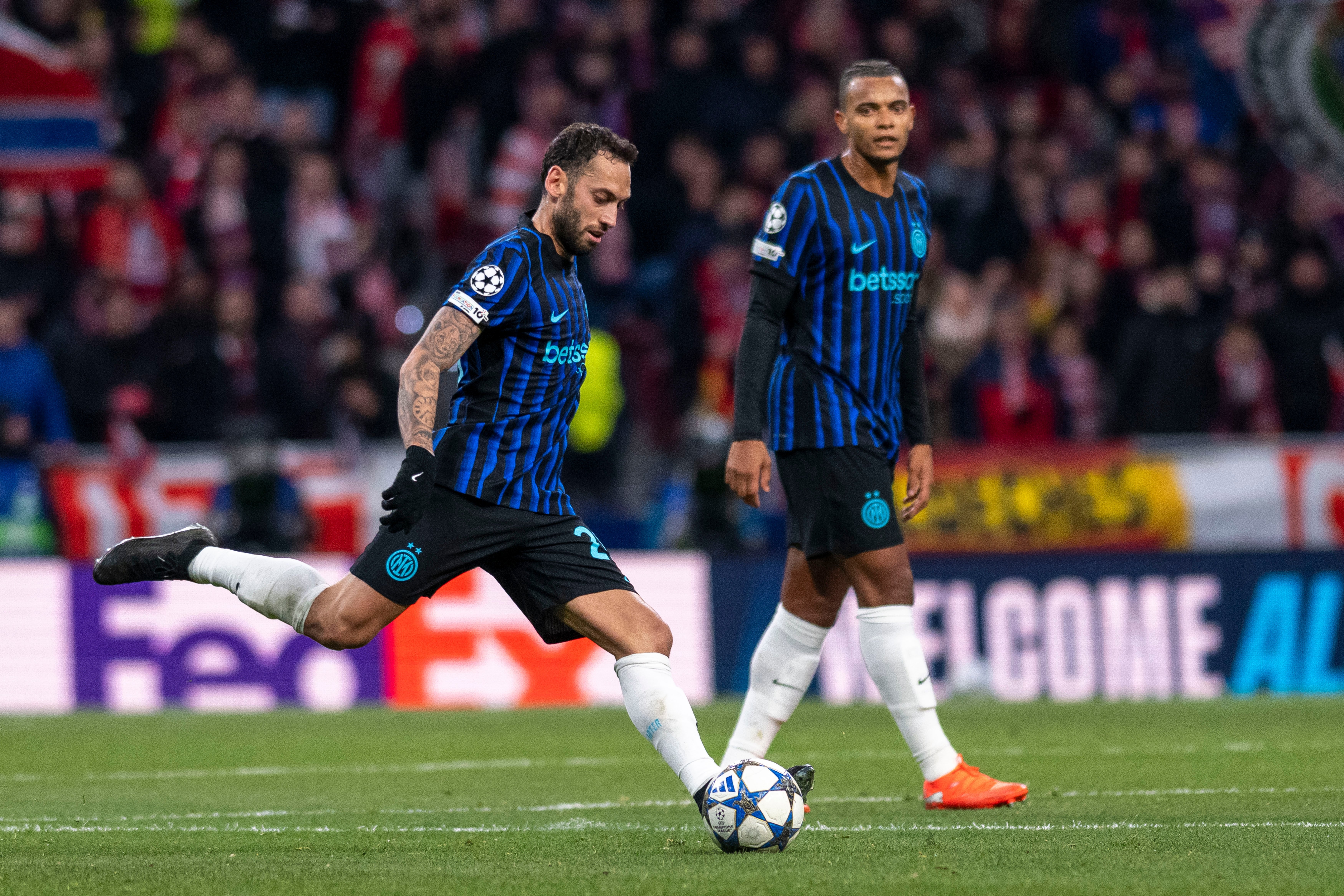 开云体育网址-记者：巴雷拉肌肉疲劳未随队出征多特，邓弗里斯和恰20也无法出战